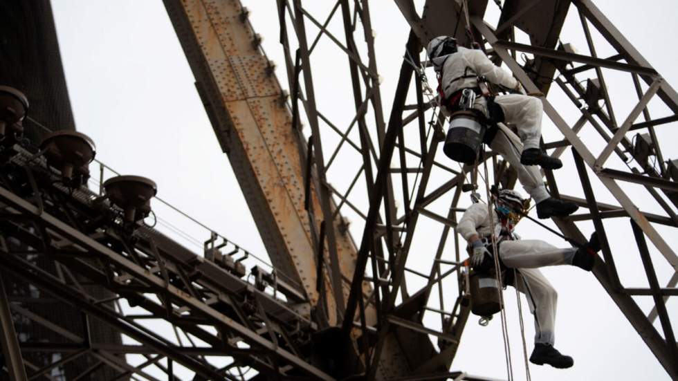 En vue des JO, la Tour Eiffel s'offre une cure de jouvence et des effets plus "dorés"