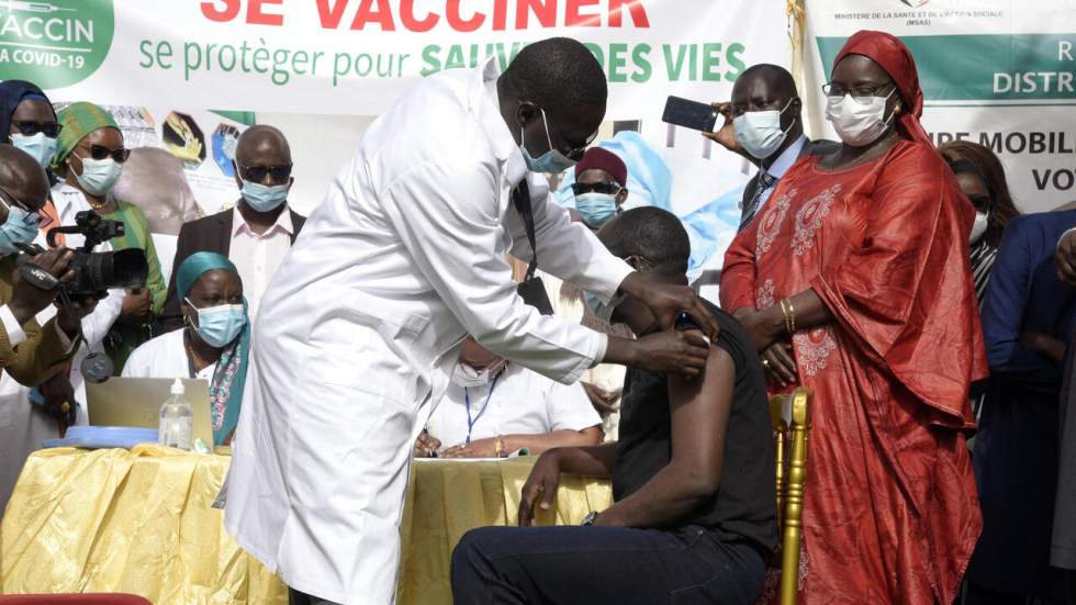 Covid-19 : le Sénégal commence à vacciner et réserve des doses à ses voisins