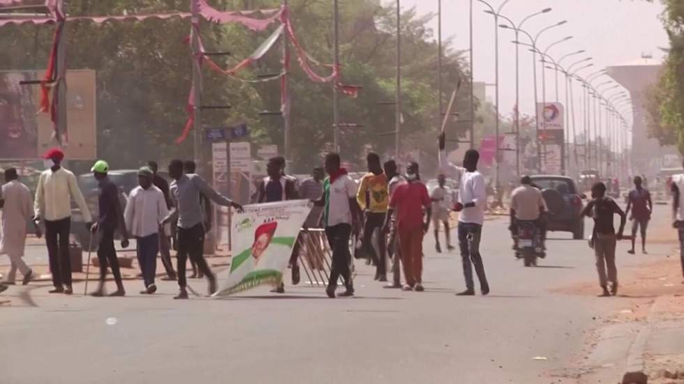 Présidentielle au Niger : les manifestations se poursuivent, des bâtiments incendiés