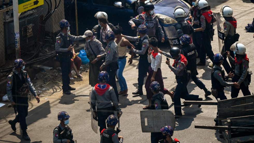 Birmanie : la police réprime les manifestations, une femme blessée par balle