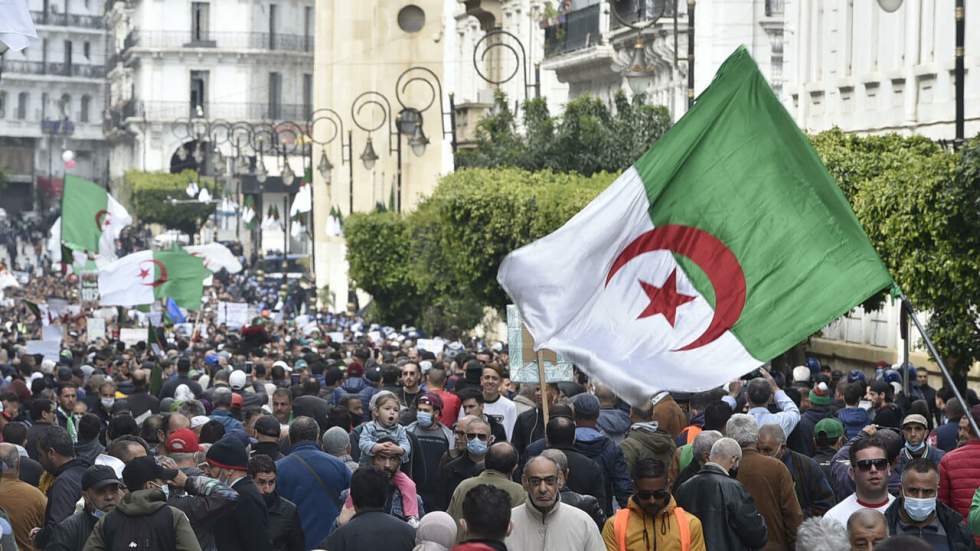 En Algérie, des milliers de manifestants du Hirak défilent pour une "presse libre"