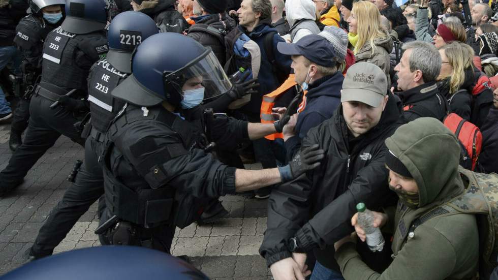 En Allemagne , heurts entre policiers et "rebelles du corona" durant une manifestation