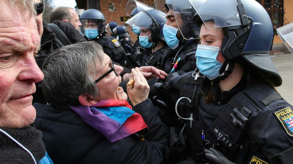 Covid-19 : les manifestations anti-confinement essaiment en Europe