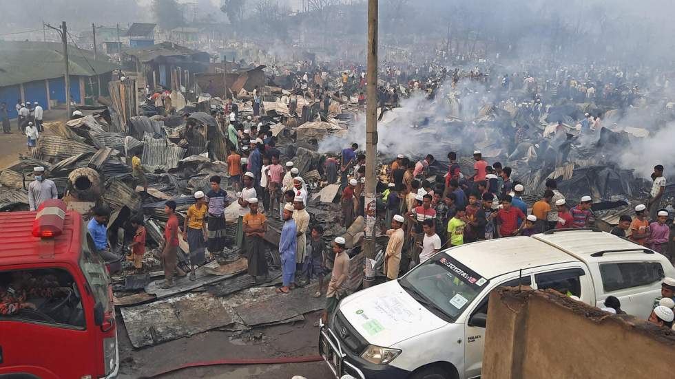 Au Bangladesh, un camp de réfugiés rohingyas dévasté par un incendie mortel Au Bangladesh, un camp de réfugiés rohingyas dévasté par un incendie mortel