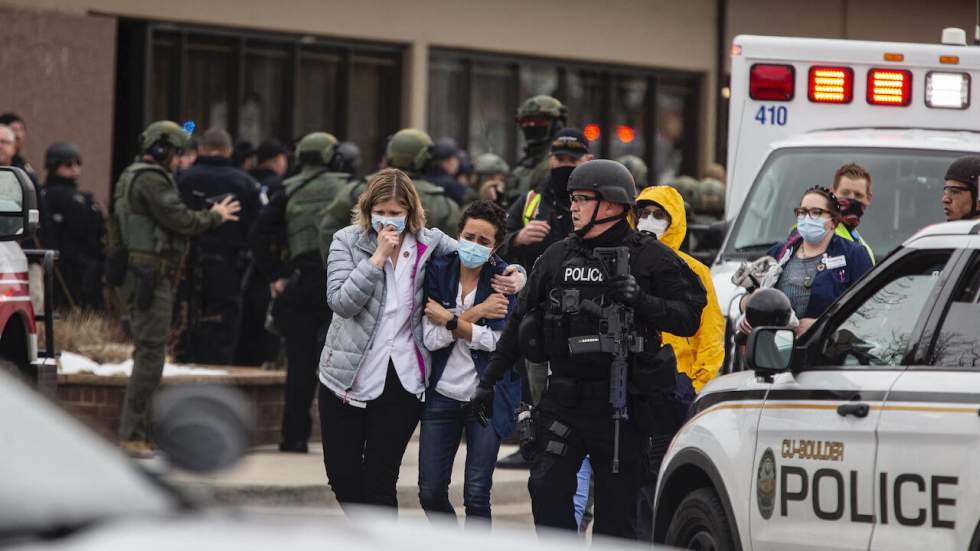 Dix morts dans une fusillade dans un supermarché du Colorado, un suspect arrêté