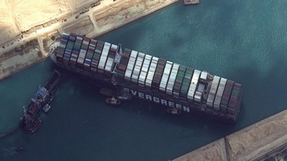 Canal de Suez bloqué : échec d'une opération de renflouage du cargo