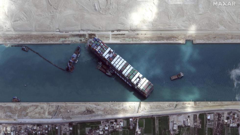 Canal de Suez : le porte-conteneurs "Ever Given" a commencé à bouger