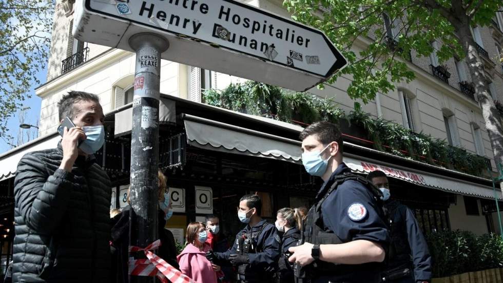 Coups de feu devant un hôpital à Paris, un mort et un blessé grave