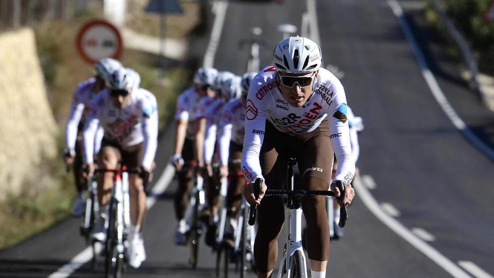 Cyclisme : face au tollé chez les coureurs, l'UCI adoucit son règlement sur les jets de bidon