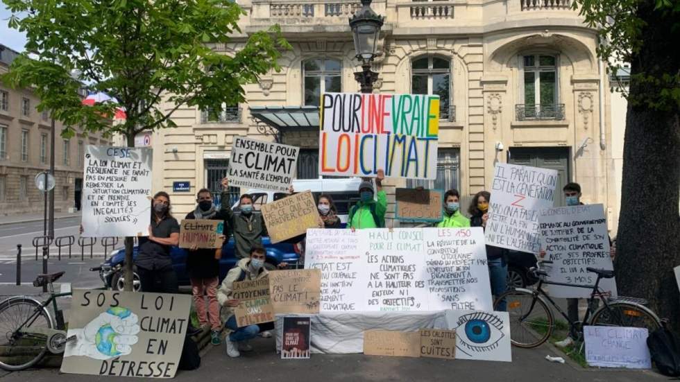 Loi Climat : jeunes et militants, ils défient la préfecture pour défendre l'"urgence climatique"