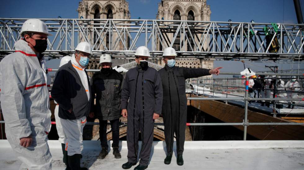 Emmanuel Macron sur le toit en travaux de Notre-Dame, deux ans après l'incendie Emmanuel Macron sur le toit en travaux de Notre-Dame, deux ans après l'incendie