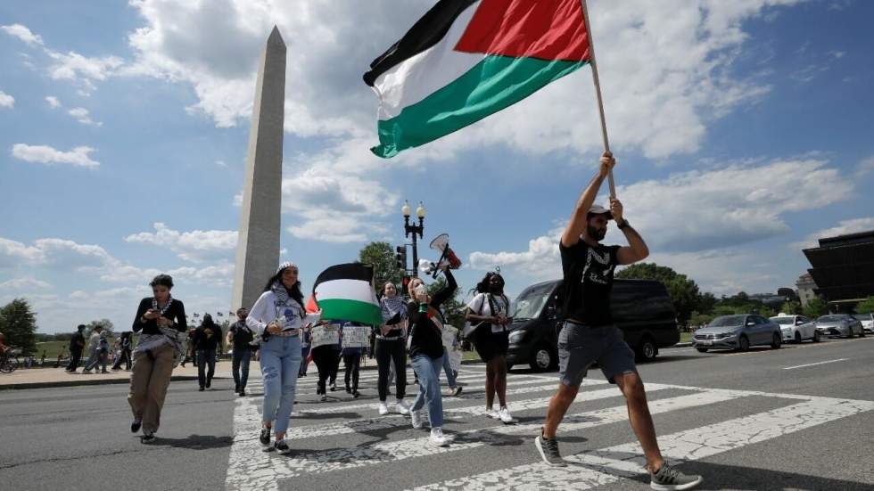 Drapée des couleurs de la Palestine, Washington manifeste