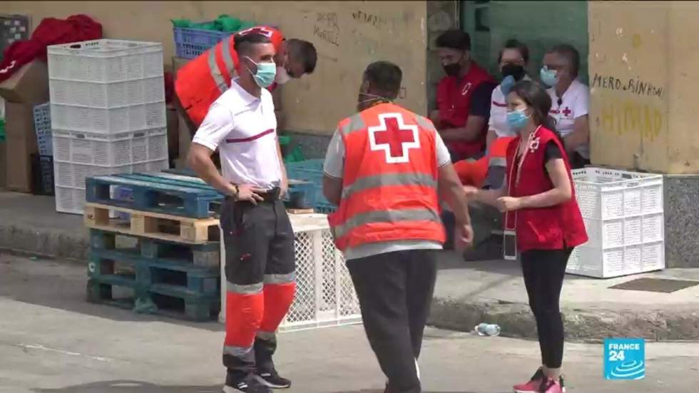 À Ceuta, les équipes de secours viennent en aide aux migrants mineurs