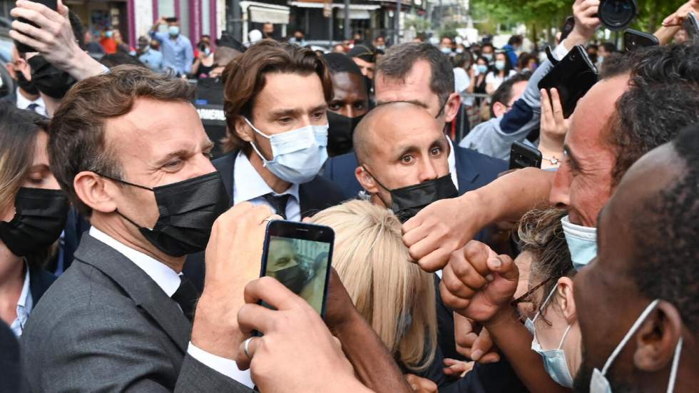 Emmanuel Macron giflé par un homme lors d'un déplacement dans la Drôme