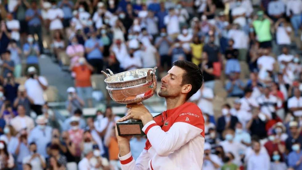 Roland-Garros : Djokovic renverse Tsitsipas pour remporter son 19e titre en Grand Chelem Roland-Garros : Djokovic renverse Tsitsipas pour remporter son 19e titre en Grand Chelem