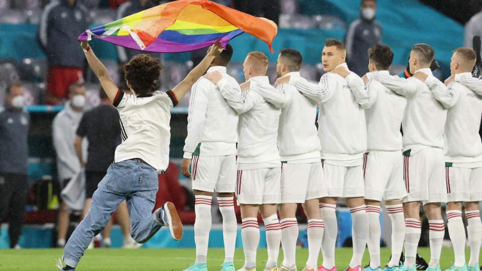 Euro-2021 : un activiste brandit le drapeau arc-en-ciel pendant l'hymne hongrois