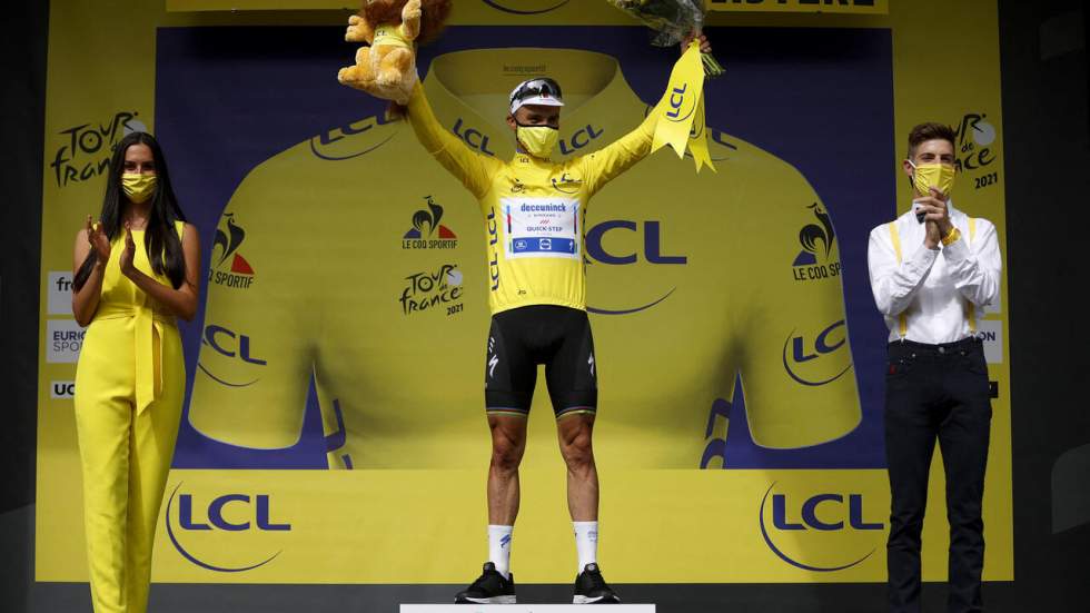 Julian Alaphilippe maillot jaune après avoir gagné la première étape Julian Alaphilippe maillot jaune après avoir gagné la première étape