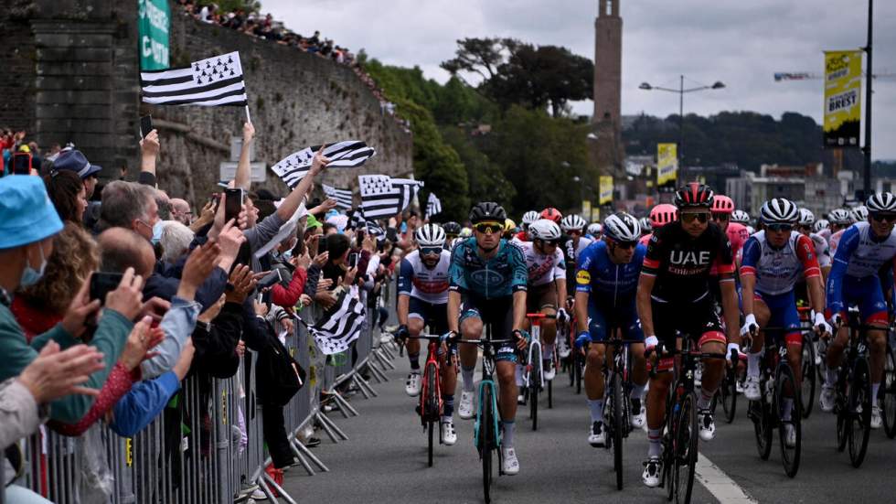 Le peloton s'élance depuis Brest, début de la 108e édition Le peloton s'élance depuis Brest, début de la 108e édition