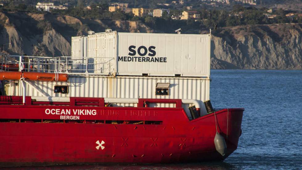 Le navire "Ocean Viking" secourt des centaines de migrants en mer Méditerranée