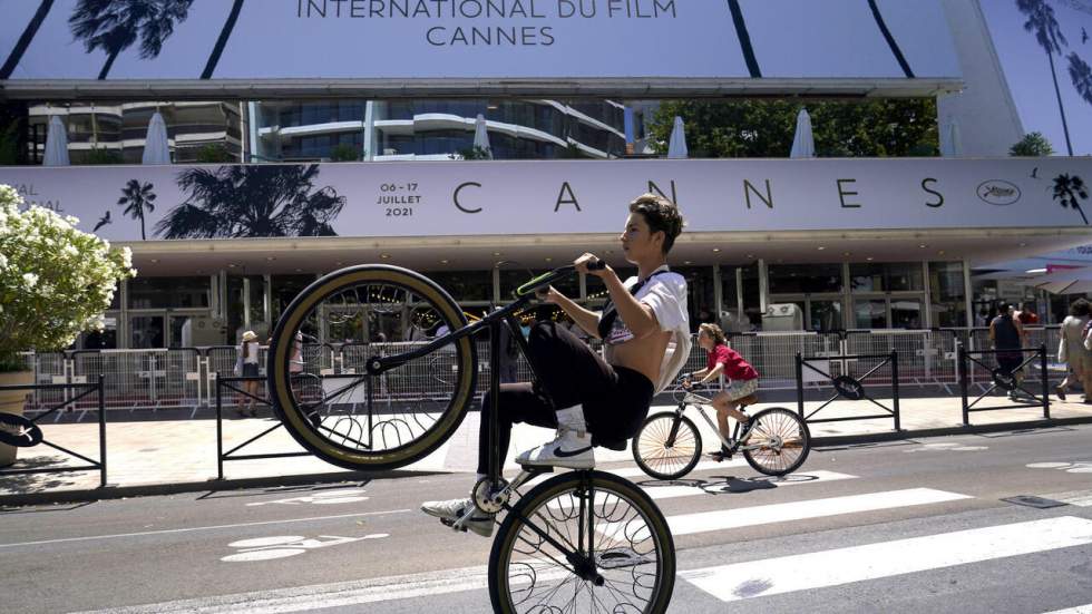 À Cannes, du soleil, des étoiles et un peu de salive pour tenter d'oublier le Covid-19