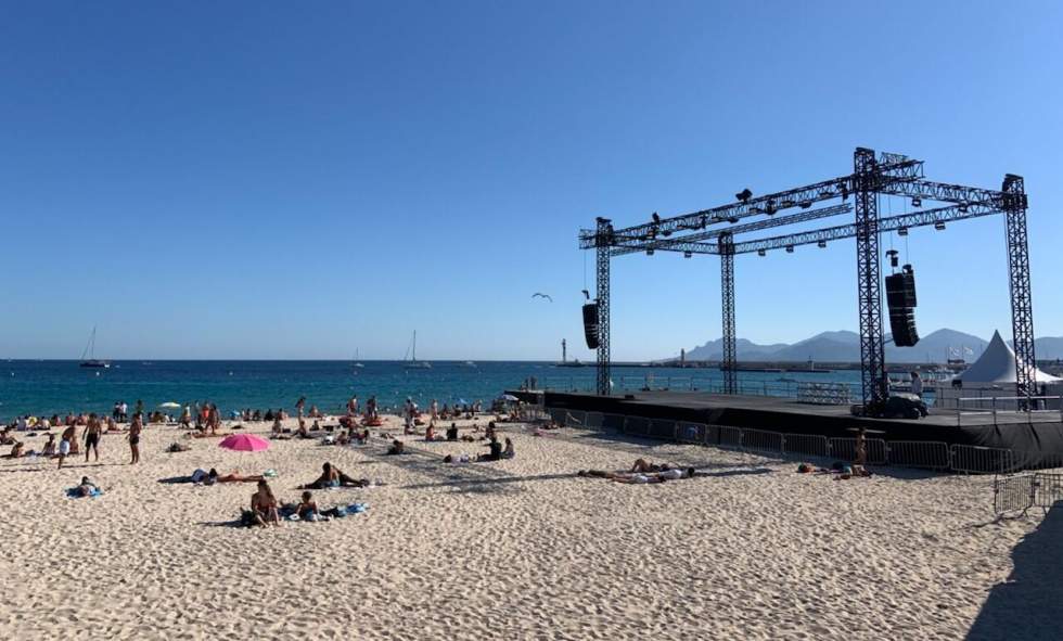 À Cannes, du soleil, des étoiles et un peu de salive pour tenter d'oublier le Covid-19