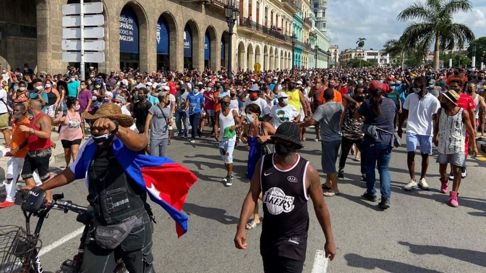 Manifestations historiques à Cuba contre le gouvernement, qui appelle à "défendre la révolution"