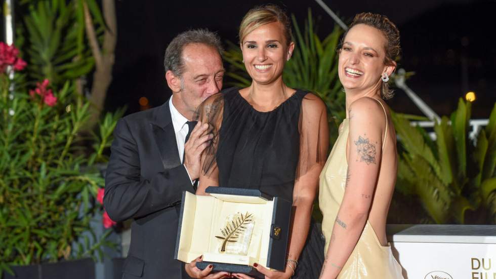 En images : la reine du gore Julia Ducournau remporte la prestigieuse Palme d'or