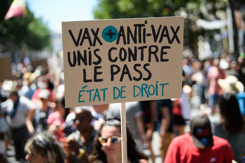 Covid-19 : plus de 110 000 manifestants contre la "dictature sanitaire" en France