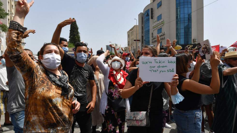 En Tunisie, des milliers de manifestants défilent contre leurs dirigeants