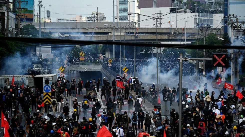 À Bangkok, nouveaux heurts entre policiers et militants pro-démocratie