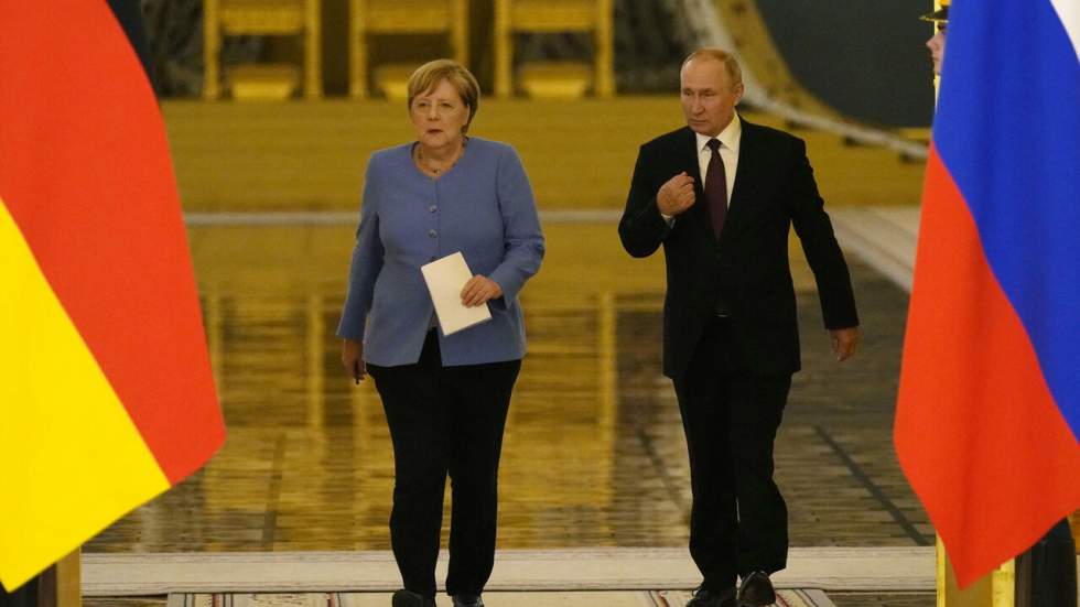 À Moscou, Angela Merkel réclame la "libération" de l'opposant Alexeï Navalny