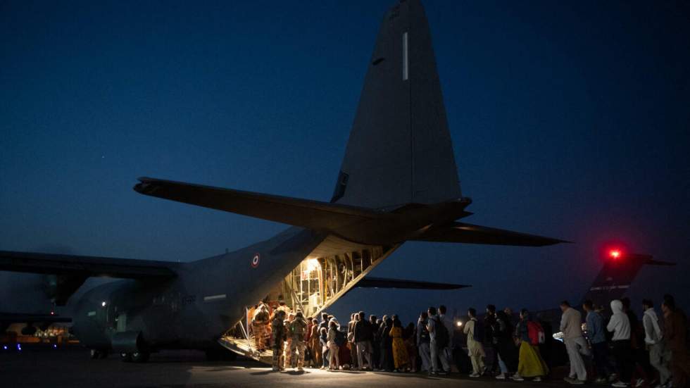 Rapatriement des alliés afghans de la France : "Tout se joue au barrage de l’aéroport"