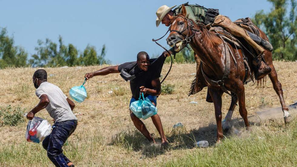 Critiquée, la police aux frontières américaine suspend son utilisation d'agents à cheval au Texas