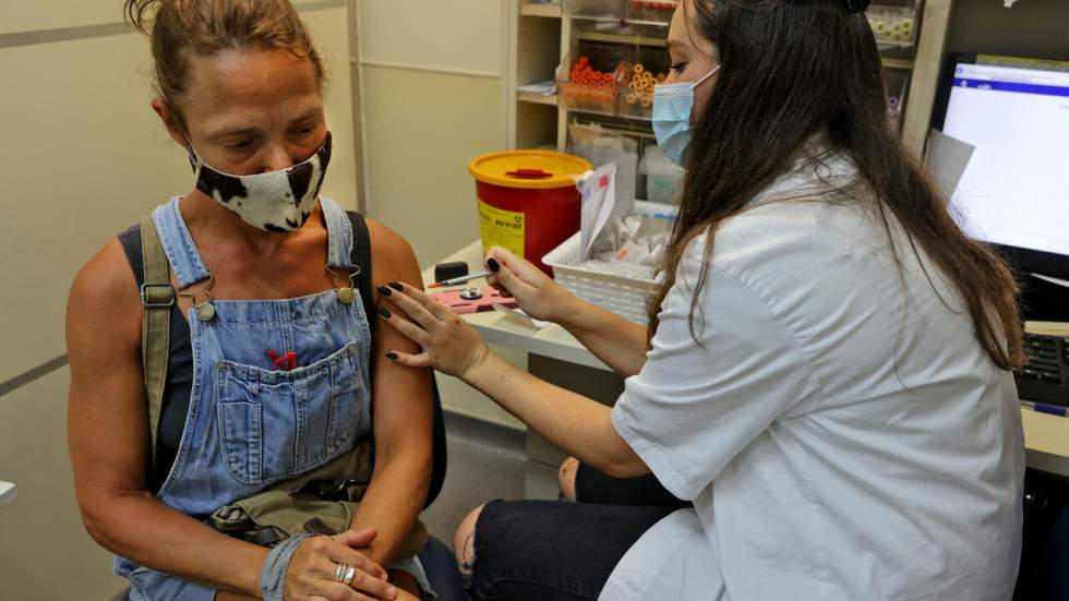 Covid-19 : les autorités françaises de santé recommandent une 3e dose de vaccin pour les soignants