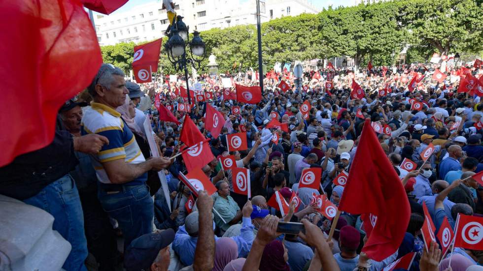 Tunisie : des milliers de personnes manifestent "contre le coup d'État" du président Saïed