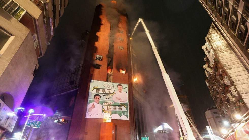 À Taïwan, l'incendie d'un immeuble fait des dizaines de morts À Taïwan, l'incendie d'un immeuble fait des dizaines de morts