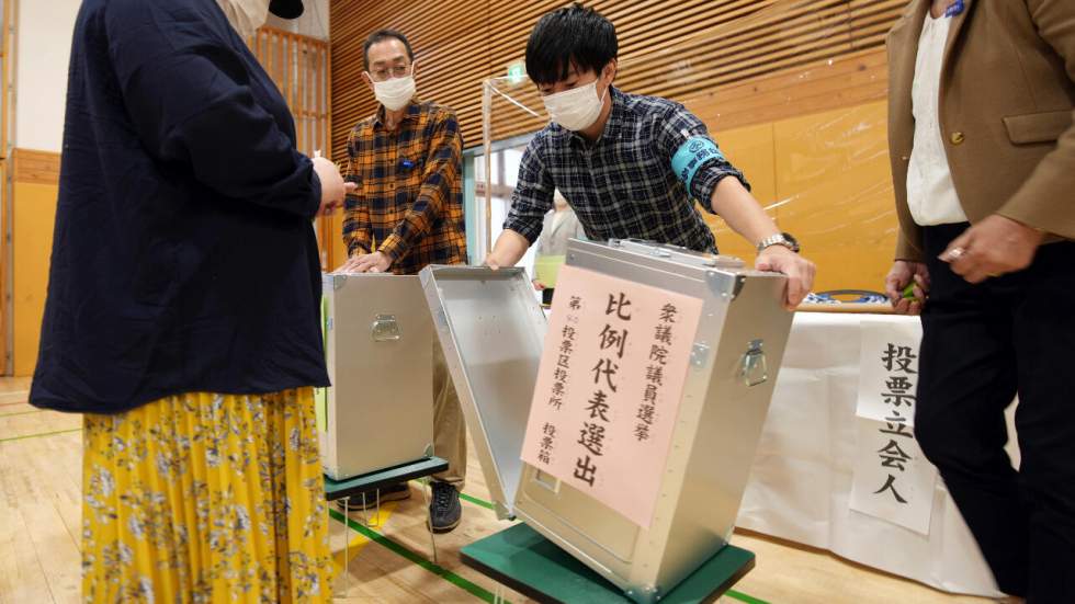 Législatives au Japon : le parti au pouvoir, favori, pourrait céder du terrain