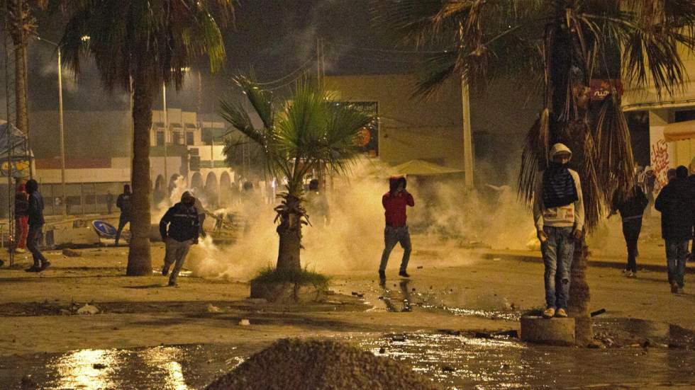 Crise des déchets en Tunisie : un manifestant meurt après des tirs de gaz lacrymogène Crise des déchets en Tunisie : un manifestant meurt après des tirs de gaz lacrymogène