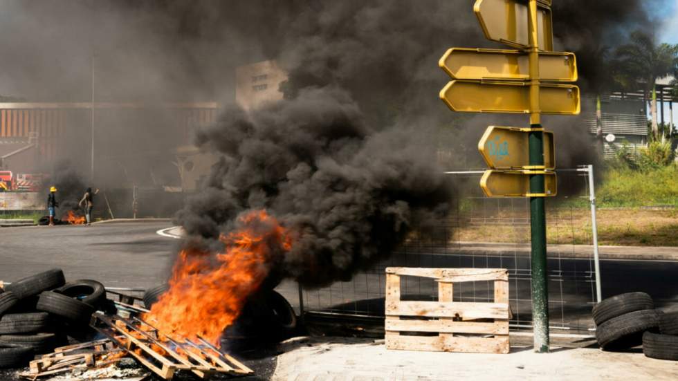 Les tensions persistent en Guadeloupe, appel à la grève générale en Martinique