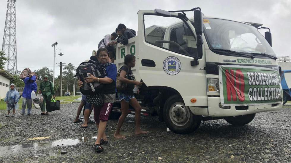 Aux Philippines, des milliers de personnes fuient le "super-typhon" Rai