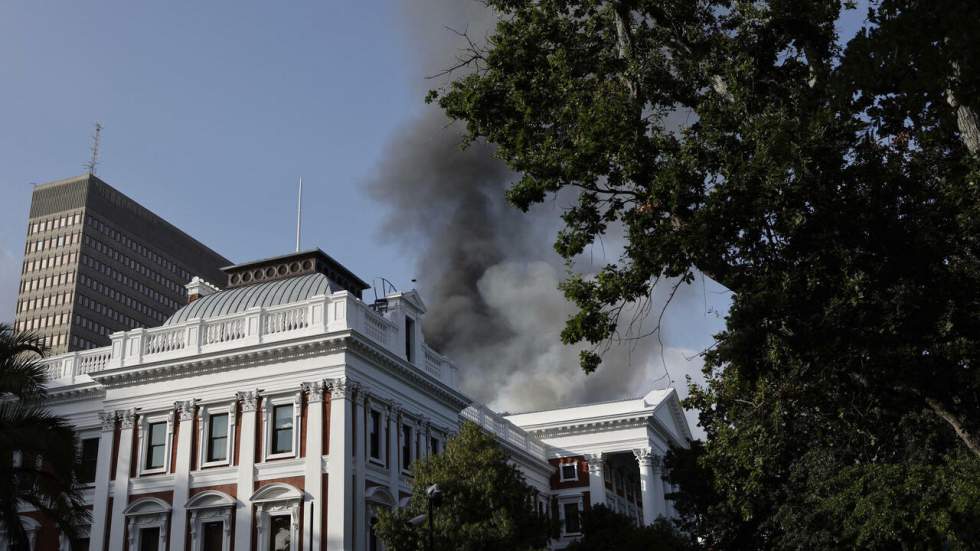 Afrique du Sud : l'incendie du Parlement reprend après une accalmie