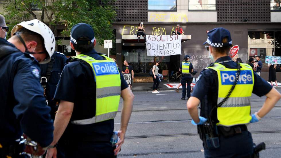 Australie : les projecteurs sont braqués sur Djokovic et les migrants retenus dans un lieu insalubre