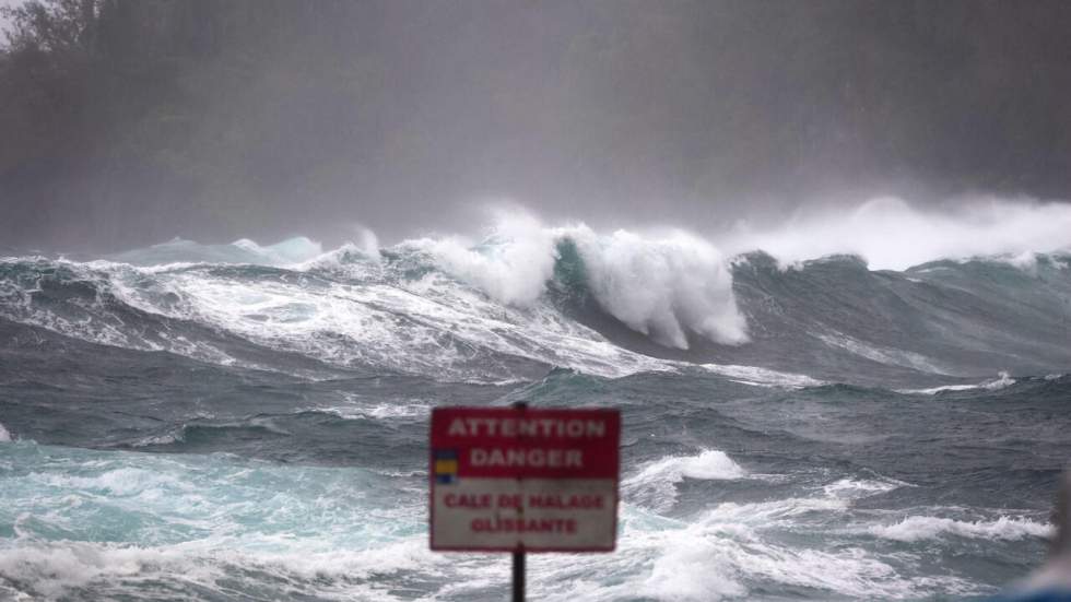 Cyclone Batsirai à La Réunion : un pétrolier s'échoue, les marins ramenés à terre