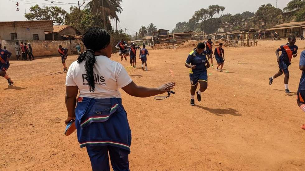 Cameroun : à "la Rails Football Academy", les jeunes footballeuses dribblent les préjugés Cameroun : à "la Rails Football Academy", les jeunes footballeuses dribblent les préjugés