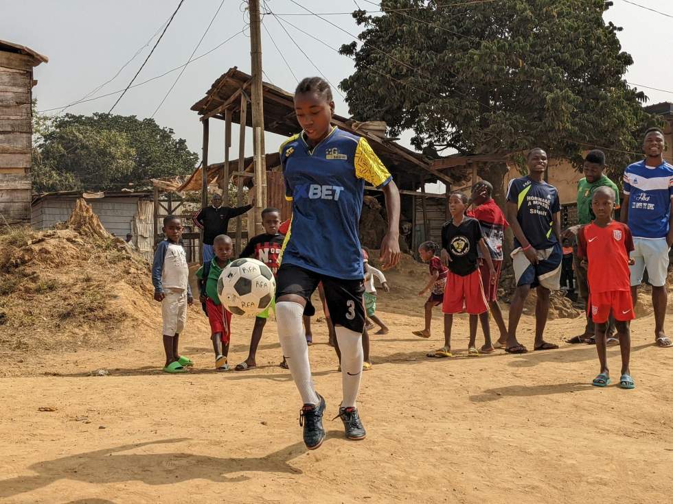 Cameroun : à "la Rails Football Academy", les jeunes footballeuses dribblent les préjugés Cameroun : à "la Rails Football Academy", les jeunes footballeuses dribblent les préjugés