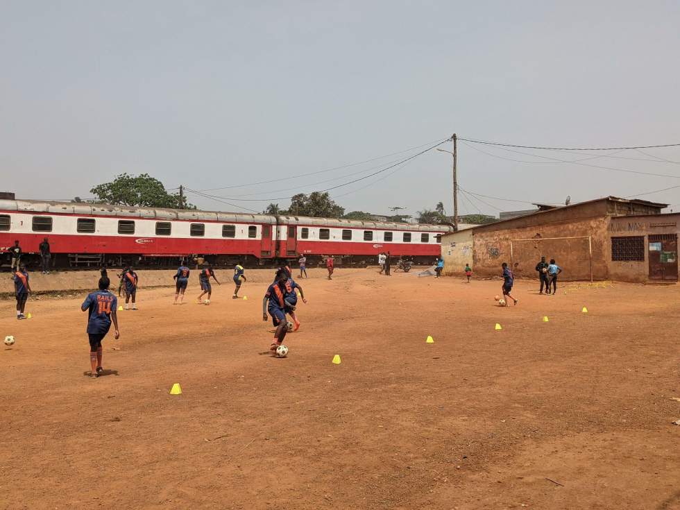 Cameroun : à "la Rails Football Academy", les jeunes footballeuses dribblent les préjugés Cameroun : à "la Rails Football Academy", les jeunes footballeuses dribblent les préjugés