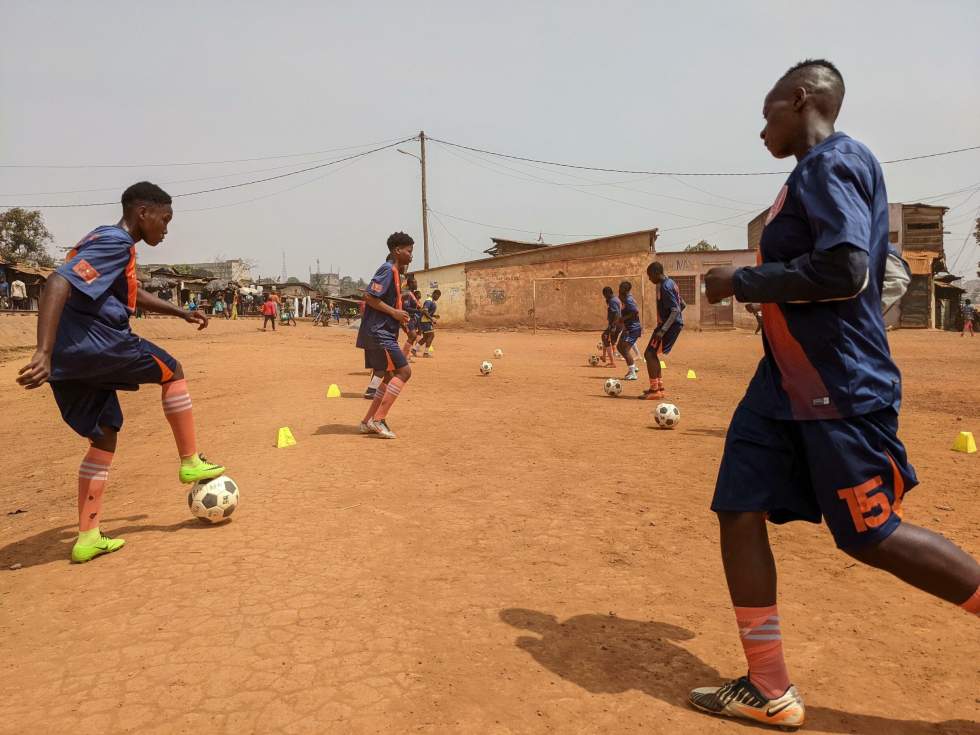 Cameroun : à "la Rails Football Academy", les jeunes footballeuses dribblent les préjugés Cameroun : à "la Rails Football Academy", les jeunes footballeuses dribblent les préjugés