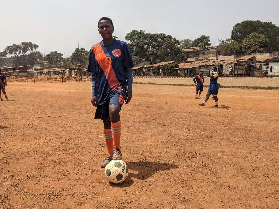 Cameroun : à "la Rails Football Academy", les jeunes footballeuses dribblent les préjugés Cameroun : à "la Rails Football Academy", les jeunes footballeuses dribblent les préjugés