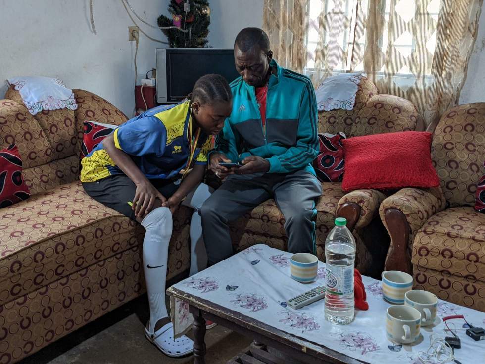 Cameroun : à "la Rails Football Academy", les jeunes footballeuses dribblent les préjugés Cameroun : à "la Rails Football Academy", les jeunes footballeuses dribblent les préjugés
