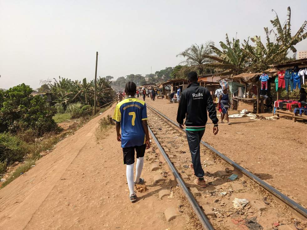 Cameroun : à "la Rails Football Academy", les jeunes footballeuses dribblent les préjugés Cameroun : à "la Rails Football Academy", les jeunes footballeuses dribblent les préjugés